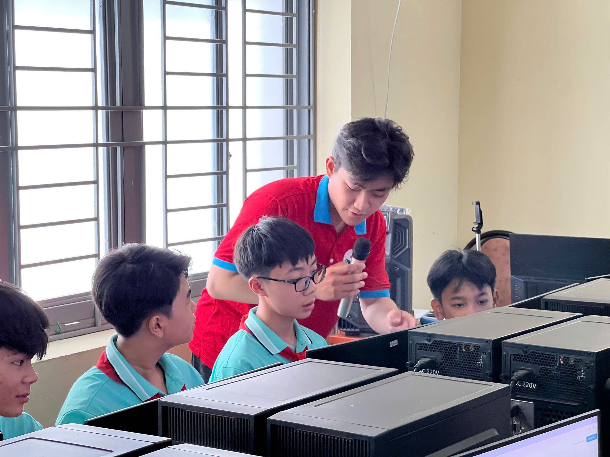 Học sinh lớp 11 mở lớp học về ứng dụng trí tuệ nhân tạo- Ảnh 1. Học sinh lớp 11 mở lớp học về ứng dụng trí tuệ nhân tạo- Ảnh 1.