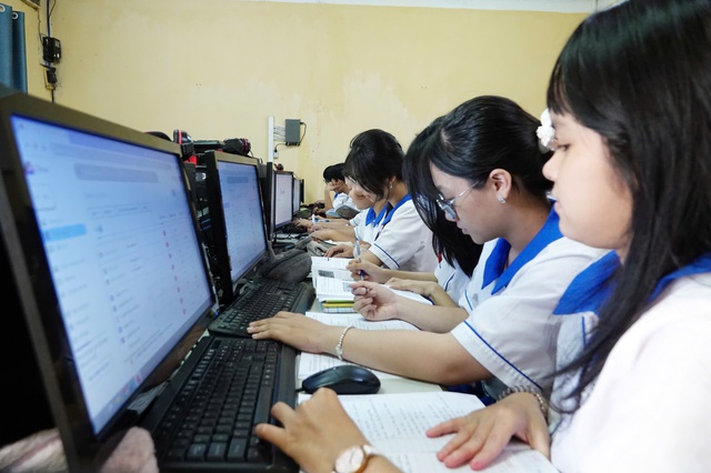 a1-1765192533752753277356-1 Học sinh TP.HCM làm quen với thi tốt nghiệp THPT trên máy tính - Ảnh 1.